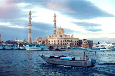 El Mina Moschee mit Boot